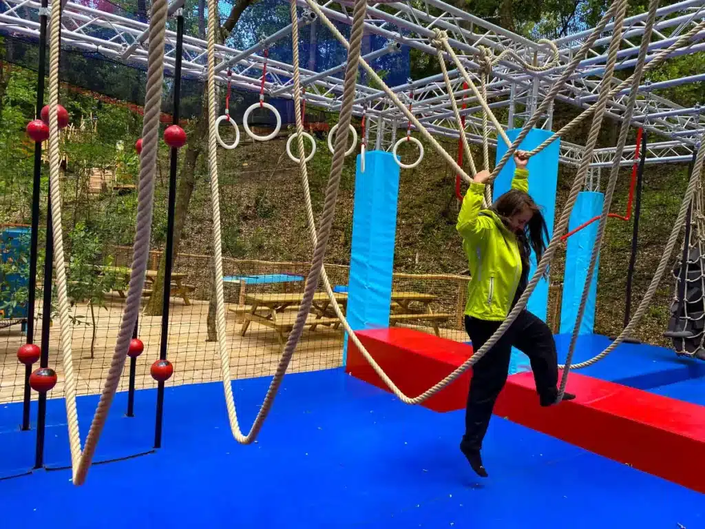 Participant en plein défi sur un parcours ninja, une activité parfaite pour renforcer la cohésion lors de journées team building au Parc Casse Noisette.